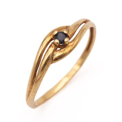 gros plan d'une bague en or avec un diamant noir