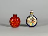 deux petits vases posés l'un à côté de l'autre sur une table