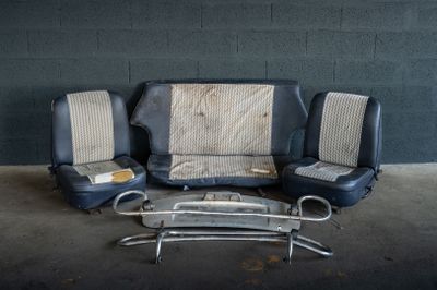 trois chaises et une table au milieu d'une pièce