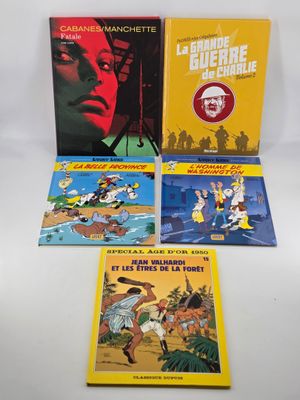 quatre livres en français et en anglais sur fond blanc