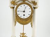 une horloge blanche et or posée sur une table
