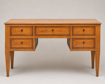 un bureau en bois avec trois tiroirs et un tiroir en dessous