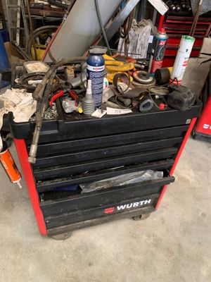 une image d'un établi dans un garage avec des outils