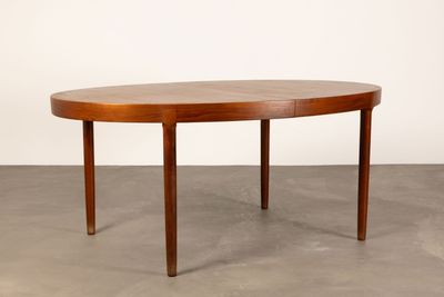 une table à manger ovale avec un plateau et des pieds en bois