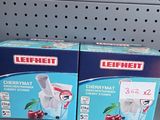 deux boîtes de glace « Lepreet » posées sur une étagère