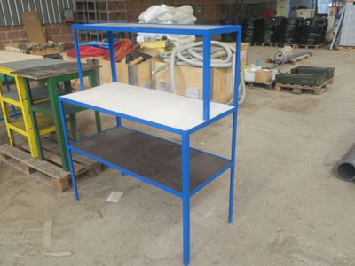 une étagère bleue avec un plateau blanc dans un entrepôt