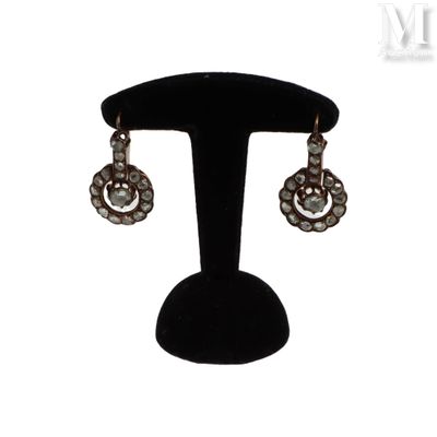 gros plan d'une paire de boucles d'oreilles sur un support