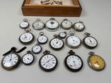 de nombreux types de montres de poche sur la table
