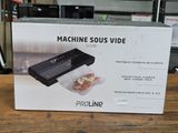 La boîte d'une machine à sous vidéo est posée sur la table