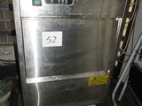 une armoire métallique portant un numéro, dans une pièce