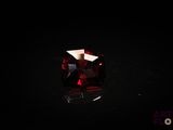 gros plan d'un diamant rouge sur une surface noire