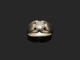 une bague en or avec un diamant serti au centre