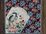 tableau représentant un oiseau perché sur une branche, avec des fleurs en arrière-plan
