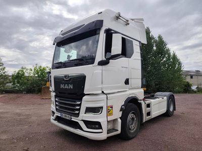 un camion blanc garé dans un parking