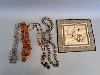 Lot comprenant un collier de perles d'ambres (poids : 238g), un collie - Photo 1