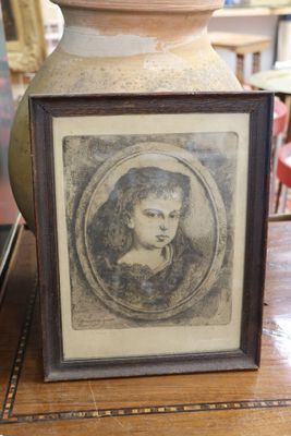 un vase sur lequel figure la photo d'une femme