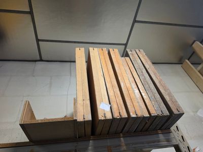 de nombreuses planches de bois empilées les unes sur les autres