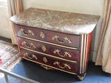 une commode avec un plateau en marbre dans une pièce