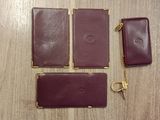 trois portefeuilles en cuir et un porte-clés posés sur une table