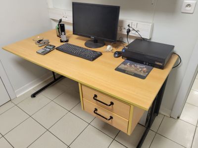 un bureau équipé d'un ordinateur et d'un clavier