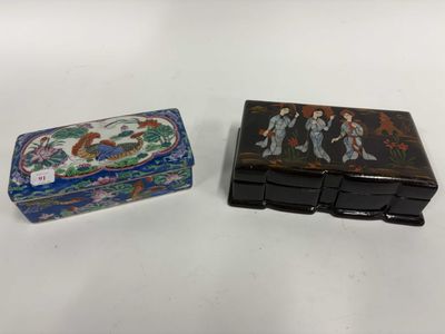 deux petites boîtes en fer-blanc ornées de motifs asiatiques, posées sur une table