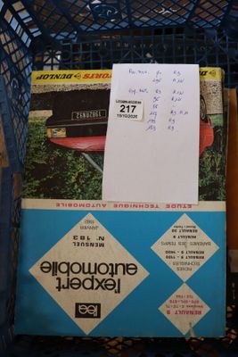 un panier à provisions bleu rempli de livres et de magazines