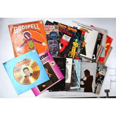 beaucoup de livres de musique et de CD sur la table