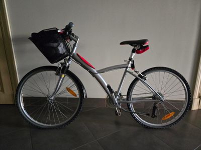 un vélo équipé d'un panier à l'arrière