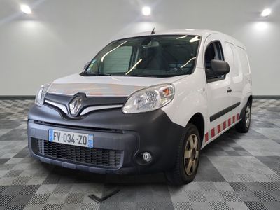la photo d'une camionnette blanche garée dans un garage