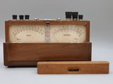 une boîte en bois contenant un compteur