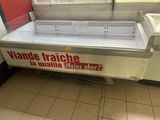 une vitrine sur laquelle est accrochée une affiche, dans un magasin