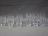 six verres à shot alignés en rang sur une table
