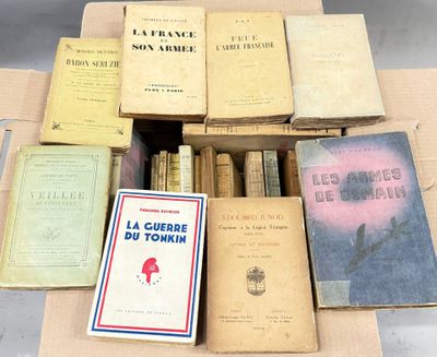 Plusieurs livres sont empilés les uns sur les autres dans une boîte en carton
