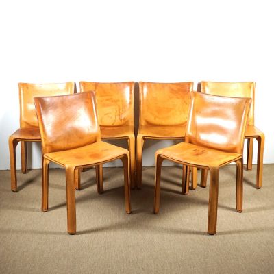 quatre chaises alignées sur le sol