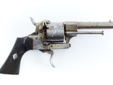 un vieux revolver sur fond blanc, avec un fond blanc