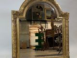 un miroir posé par terre devant un mur blanc