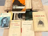 plusieurs livres sont empilés sur une table