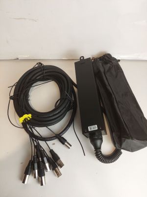 un parapluie noir et un enchevêtrement de fils posés sur une table