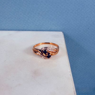 une bague en or sertie d'une pierre bleue