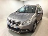 La voiture grise est garée dans la pièce blanche de l'immeuble.