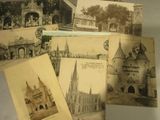 plusieurs vieilles photos d'un château et d'un clocher posées sur une table