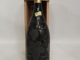 une bouteille de vin dans un coffret en bois sur fond blanc