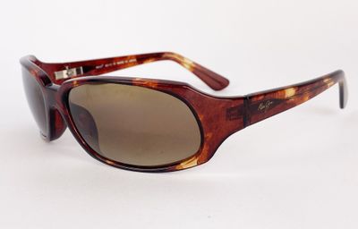 lunettes de soleil marron avec des verres marron sur fond blanc