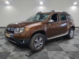 une photo d'une dacia marron garée sur un sol en damier