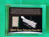 Le télescope spatial Hubble est représenté sur un fond vert