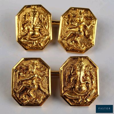 trois boutons de manchette en or ornés de représentations de divinités hindoues