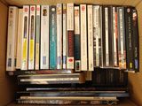 une boîte remplie de DVD posée sur une table
