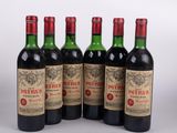 six bouteilles de vin sont alignées sur une surface blanche