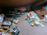 un tas de bric-à-brac par terre dans une pièce