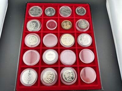 une boîte rouge contenant beaucoup de pièces